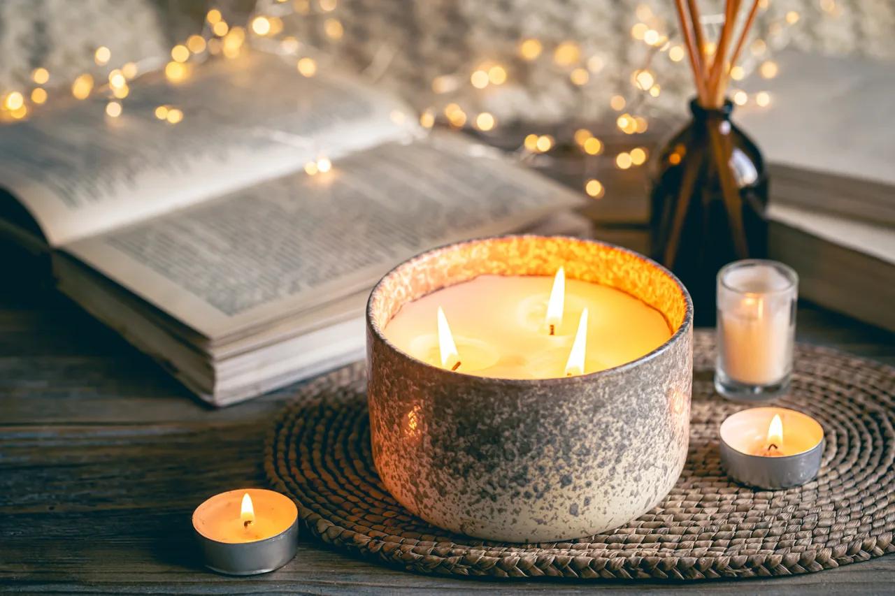 Bougies et objets illustrant les traditions spirituelles